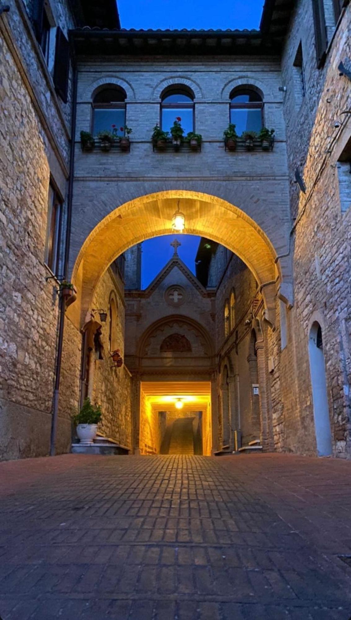 Monolocale L'Anfiteatro Romano Ассізі Екстер'єр фото